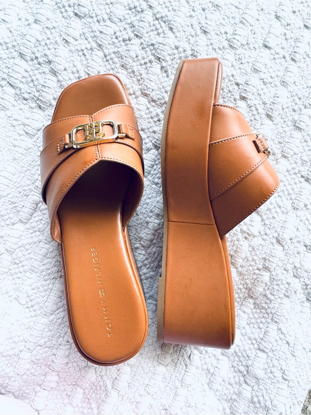 New Tommy Hilfiger Tan Platform Slide Sandals with Gold Tone  Buckle Sz 7